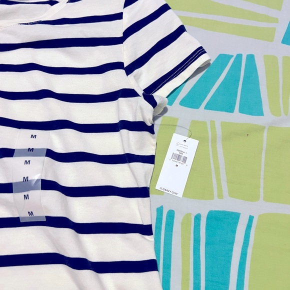 Oldnavy slim fit medium size women’s t-shirt - Picture 2 of 4